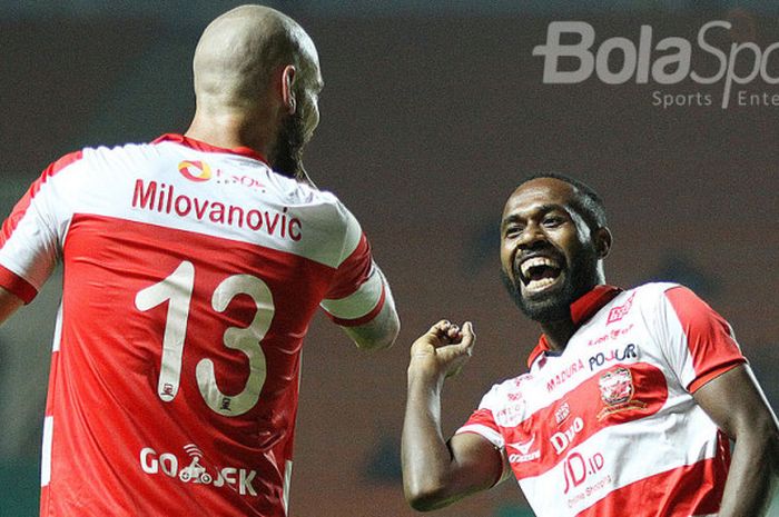 Gelandang Dane Milovanovic merayakan gol Madura United bersama striker Thiago Furtuoso saat mereka dijamu PS TNI di Stadion Pakansari, Kabupaten Bogor,  Senin (18/9/2017).