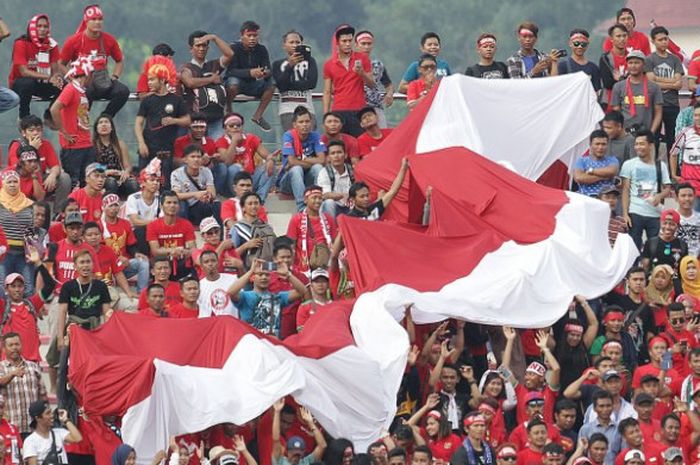Bendera Merah Putih raksasa dibawa pendukung timnas U-22 Indonesia saat melawan Timor Leste pada laga ketiga Grup B SEA Games 2017 di Stadion MP Selayang, Selangor pada 20 Agustus 2017. 