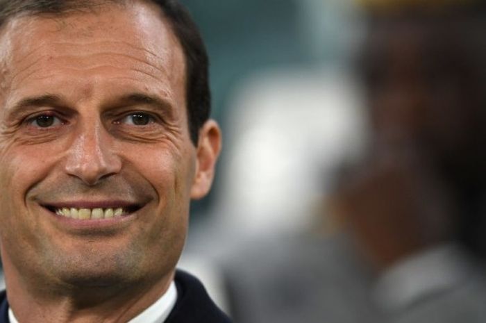 Pelatih Juventus, Massimiliano Allegri, berpose sambil tersenyum dalam laga Serie A melawan Palermo di Juventus Stadium, Turin, 17 Februari 2017.