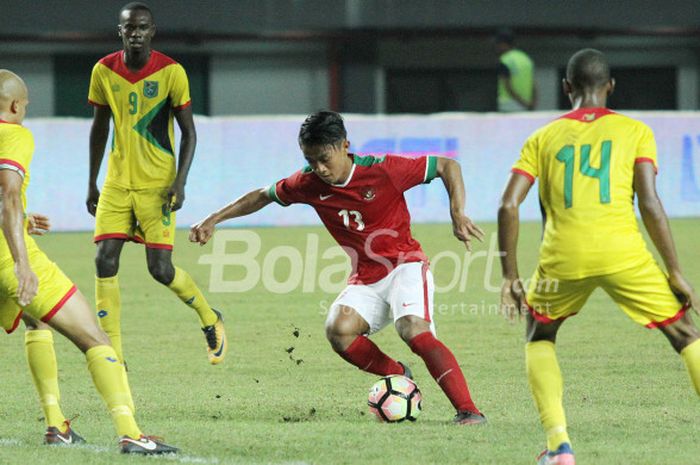  Aksi Febri Hariyadi saat menghadapi Timnas Guyana di Laga Pesahabatan, Sabtu (25/11/2017).  