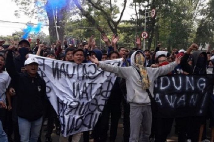 Bobotoh melakukan unjuk rasa di jalan Diponegoro,  Bandung, Sabtu (13/10/2018). 