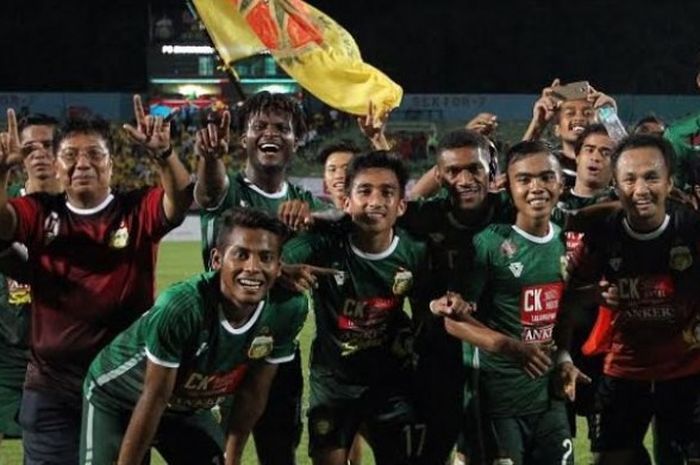 Para pemain BSU usai memenangi Trofeo Kapolda Jatim di Stadion Gelora Delta, Sidoarjo pada Minggu (24/4/2016) malam. 