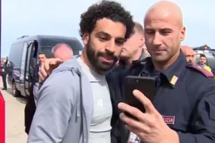  Winger Liverpool, Mohamed Salah menyempatkan diri untuk selfie bersama polisi pengawal di Roma. 