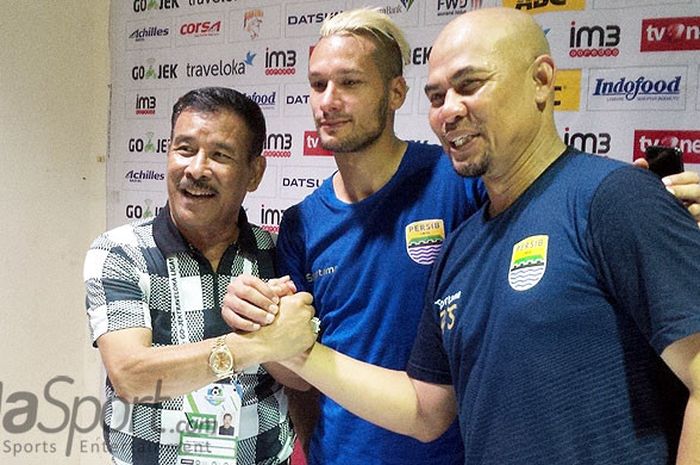 Gelandang Persib Bandung, Raphael Maitimo (tengah) didampingi Manajer Persib Umuh Muchtar (kiri) dan asisten pelatih Herrie Setyawan (kanan), berfoto bersama seusai jumpa pers di Stadion Si Jalak Harupat, Kabupaten Bandung, Minggu (20/8/2017).