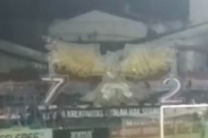 Suporter PSM Makassar membuat koreografi burung garuda  dalam laga kontra Perseru Serui di Stadion Andi Mattalata, Rabu (23/8/2017).