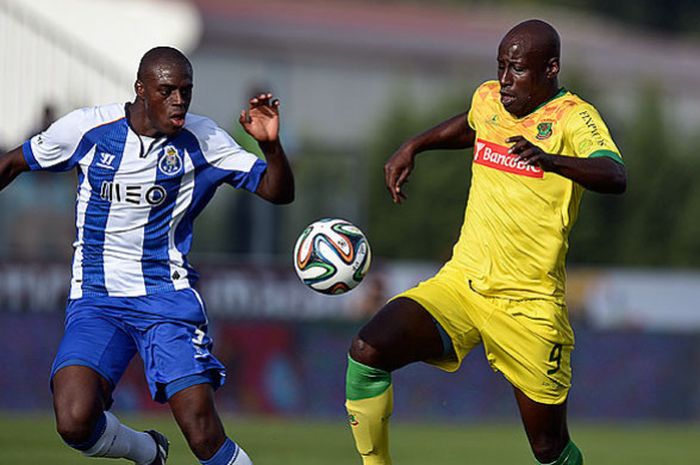 Penyerang Pacos de Ferreira, Cicero Semedo (kanan), berebut bola dengan bek Porto, Martins Indi, dalam laga lanjutan Liga Portugal di Stadion Mata Real, Pacos de Ferreira, pada 23 Agustus 2014.