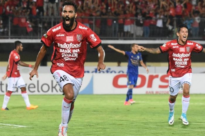 Selebrasi gelandang Bali United, Marcos Flores, selepas mencetak gol ke gawang Persib Bandung pada pekan kedelapan Liga 1 di Stadion Kapten I Wayan Dipta, Gianyar, Rabu (31/5/2017).