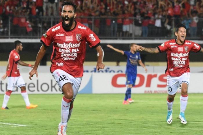 Selebrasi gelandang Bali United, Marcos Flores, selepas mencetak gol ke gawang Persib Bandung pada laga pekan kedelapan Liga 1 di Stadion Kapten I Wayan Dipta, Gianyar, Rabu (31/5/2017).