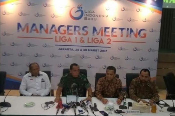 Exco PSSI, Hidayat, bersama Ketua Umum PSSI, Edy Rahmayadi, dan Direktur Utama PT LIB, Berlinton Siahaan, serta CEO PT LIB, Risha Adiwijaya (dari kiri ke kanan) dalam jumpa pers seusai pertemuan manajer klub Liga 1 dan Liga 2 di Kantor Makostrad, Gambir, Jakarta Pusat, Rabu (29/3/2017) sore. 