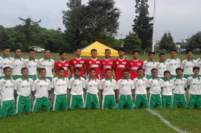 Para pemain timnas pelajar Indonesia berpose bersama di Buperta Cibubur, Jakarta Timur. 