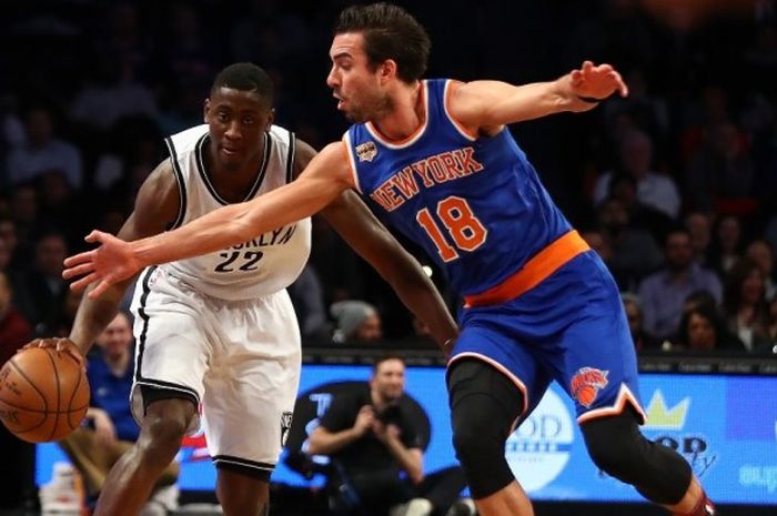 Pebasket Brooklyn Nets, Caris LeVert (jersey putih, #22), berupaya melewati penjagaan pemain New York Knicks, Sasha Vujacic (#18), saat menjalani pertandingan di Barclays Center, New York City, Rabu (1/2/2017). 