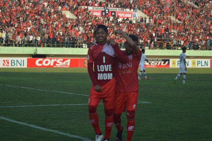 Gelandang sayap Persis Solo saat merayakan golnya ke gawang PSPS Riau di Stadion Manahan Solo, Minggu (29/4/2018).