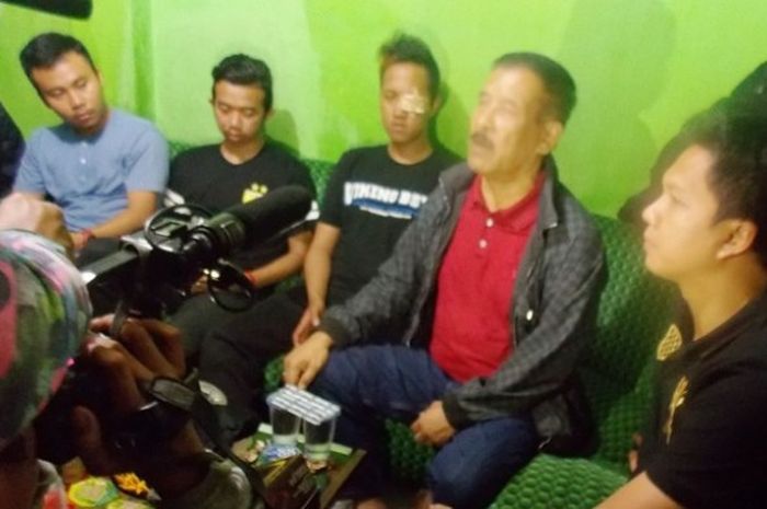 Manajer Persib Bandung, Umuh Muchtar (kedua dari kanan) bersama bobotoh berbicara dengan Kasatreskrim Polres Bandung, AKP Niko N. Adiputra pada Minggu (28/8/2016).