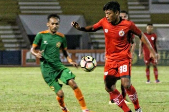 Pemain Semen Padang Irsyad Maulana mencoba melewati pemain Aceh United. 