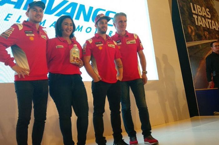   Dua pebalap MotoGP dari Ducati Team, Jorge Lorenzo dan Andrea Dovizioso, serta Sporting Director, Paolo Ciabatti menghadiri sesi konferensi pers bersama Shell di Hotel Sheraton Grand Jakarta, Kamis (1/2/2018).  