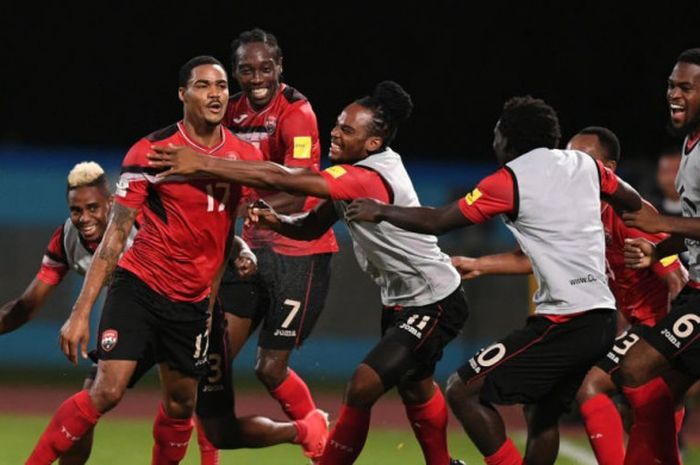 Bek Trinidad-Tobago, Alvin Jones (nomor 17) bersuka cita dengan rekan setimnya usai mencetak gol ke gawang Amerika Serikat, Rabu (11/10/2017).
