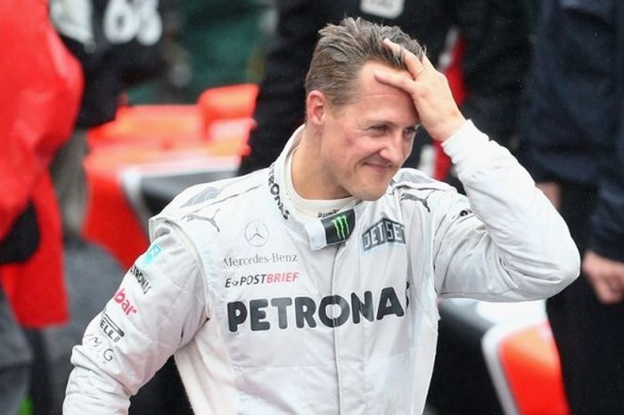 Pebalap Mercedes asal Jerman, Michael Schumacher, berjalan di parc ferme setelah menyelesaikan balapan GP Brasil di Sirkuit Jose Carlos Pace, 25 November 2012.