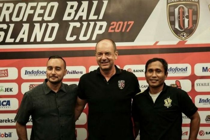 Hans Peter Schaller (tengah) didampingi pelatih 757 Kepri Jaya, Jaino Matos (kiri) dan asisten pelatih Celebest FC, Wayan Sukadana (kanan) saat jumpa wartawan di Hotel Natya,Kuta, Kamis (30/3/2017) malam.