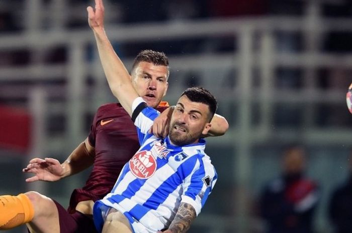 Striker AS Roma, Edin Dzeko (kiri), berduel dengan bek Pescara, Cesare Bovo, dalam laga Serie A di Stadion Adriatico-Giovanni Cornacchia, Pescara, Italia, pada 24 April 2017.