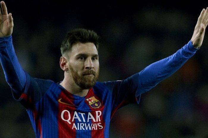 Megabintang FC Barcelona, Lionel Messi, merayakan golnya ke gawang Espanyol dalam lanjutan La Liga, di Stadion Camp Nou, Minggu (18/12/2016) waktu setempat.