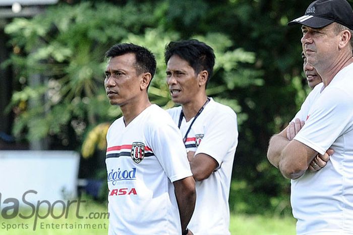 Pelatih Bali United, Widodo Cahyono Putro, mengawasi jalannya sesi gim internal Bali United di Lapangan Trisakti Legian, Sabtu (9/12/2017) pagi.