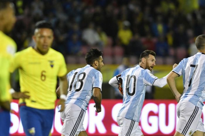 Kapten Argentina, Lionel Messi (kedua dari kanan), merayakan gol yang dia cetak ke gawang Ekuador dalam laga Kualifikasi Piala Dunia 2018 Zona Amerika Selatan di Quito, Ekuador, pada 10 Oktober 2017.