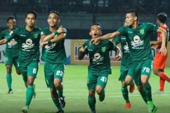 Para pemain Persebaya Surabaya selebrasi kemenangan.