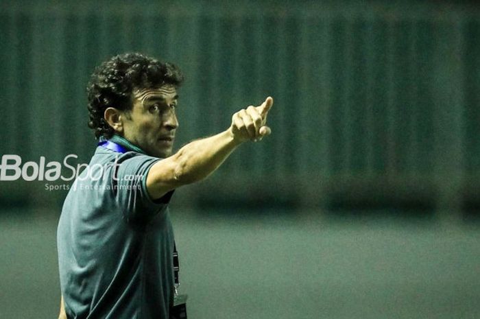                          Pelatih timnas U-23 Indonesia, Luis Milla, memberikan instruksi pada laga P