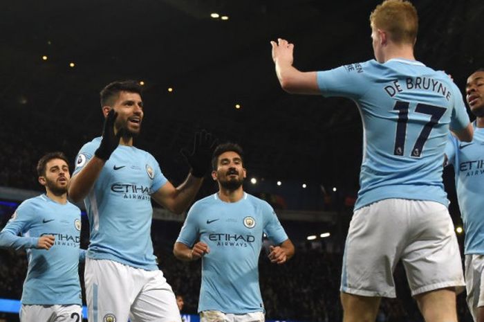 Striker Manchester City, Sergio Aguero, merayakan gol ke gawang Leicester City bersama Kevin de Bruyne dan para pemain lain pada laga Liga Inggris di Stadion Etihad, Manchester, Sabtu (10/2/2018).