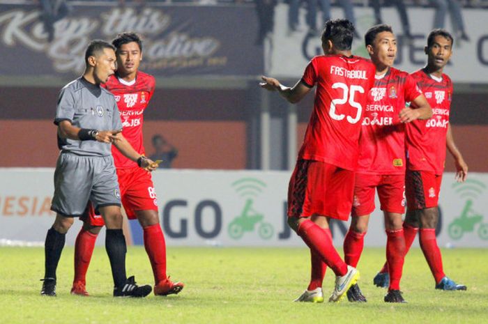 Pemain Persijap Jepara protes wasit yang berikan penalti, Jumat (18/8/2017).