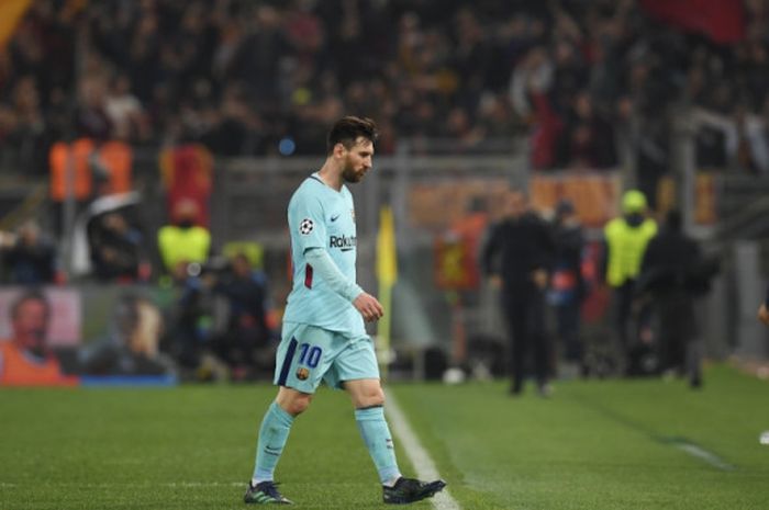  Bintang FC Barcelona, Lionel Messi, berjalan gontai setelah timnya dikalahkan AS Roma dalam partai Liga Champions di Stadion Olimpico, Roma, Italia pada 10 April 2018. 