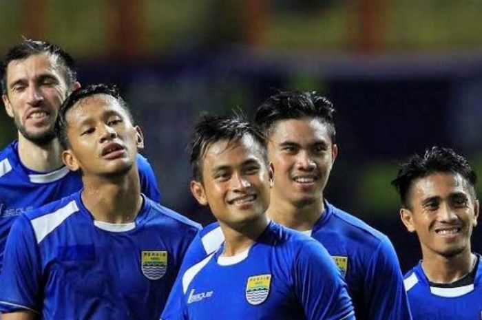 Para pemain Persib harus menjalani pemusatan latihan sebelum tarung di ISC A 2016. Tetapi, permintaan Dejan Antonic belum direspons manajemen Persib. 