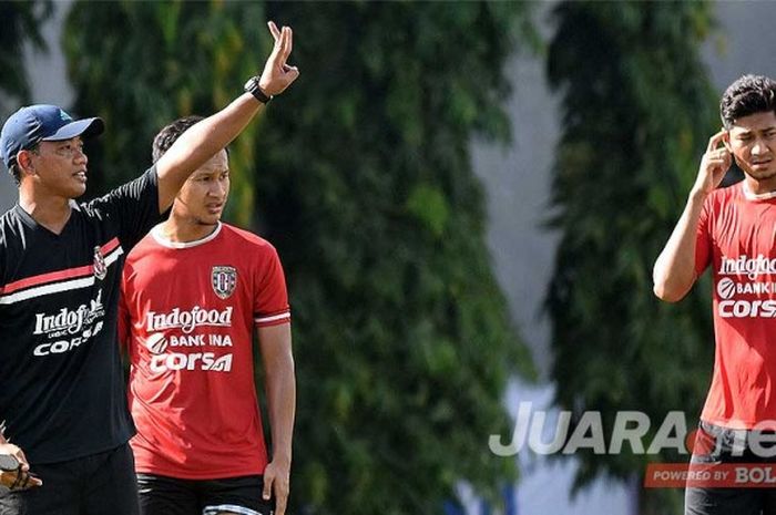 Eko Purdjianto (kiri) memberi arahan kepada Abdurahman dkk saat sesi latihan di Lapangan Banteng, Seminyak, Minggu (7/5/2017) pagi.