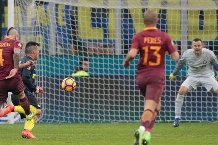 Aksi pemain AS Roma, Radja Nainggolan (4), saat menciptakan golnya ke gawang Inter Milan dalam laga Serie A di Stadio Giuseppe Meazza, Milan, Italia, 26 Februari 2017. 