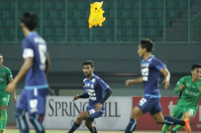 Boneka Pokemon dari balon terbang di antara pemain Arema FC dan Bhayangkara FC pada laga pekan ke-18 Liga 1 musim 2017 di Stadion Patriot, Kota Bekasi, 4 Agustus 2017. 