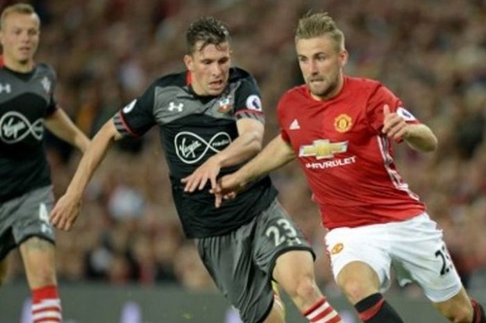 Bek Manchester United, Luke Shaw (kanan), berusaha melewati gelandang Southampton, Pierre-Emile Hojbjerg, dalam pertandingan Premier League di Old Trafford, Manchester, pada 19 Agustus 2016. 