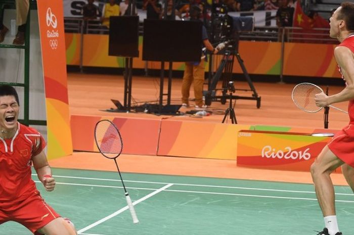 Pasangan ganda putra China, Fu Haifeng/Zhang Nan, bereaksi setelah memastikan kemenangan atas Goh V Shem/Tan Wee Kiong (Malaysia), 16-21, 21-11, 23-21, pada babak final Olimpiade Rio 2016 di Riocentro Pavilion 4, Rio de Janeiro, Brasil, Jumat (19/8/2016).