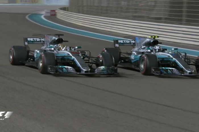 Dua pebalap Mercedes, Valtteri Bottas (kanan) dan Lewis Hamilton (kiri) berhasil finish 1-2 pada balapan F1 GP Abu Dhabi yang digelar Minggu (26/11/2017).