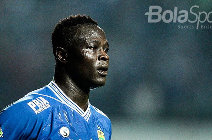   Sstriker Persib Bandung, Ezechiel N'Douassel, saat tampil melawan PSM Makassar pada pekan kesepuluh Liga 1 2018 di Stadion GBLA, Bandung, Rabu(23/05/18).  