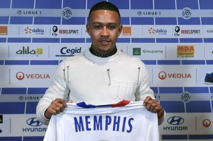 Memphis Depay saat diperkenalkan sebagai pemain baru Olympique Lyon di Parc Olympique Lyonnais, Prancis, 20 Januari 2017, setelah ditransfer dari Manchester United.