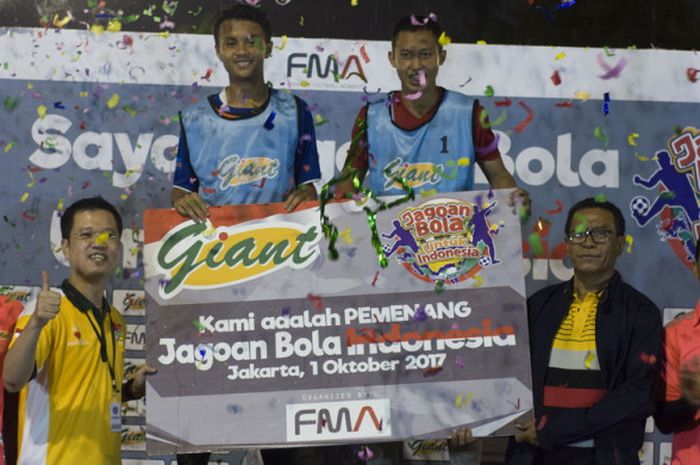 Dua pemenang Jagoan Bola untuk Indonesia, Ilham Sajudi (kanan) dan Divie Alviandy.