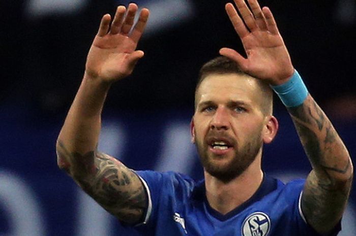 Striker Schalke 04 asal Austria, Guido Burgstaller, berselebrasi mengangkat tangannya usai membobol gawang Wolfsburg di ajang DFB Pokal, pada 8 Februari 2018.