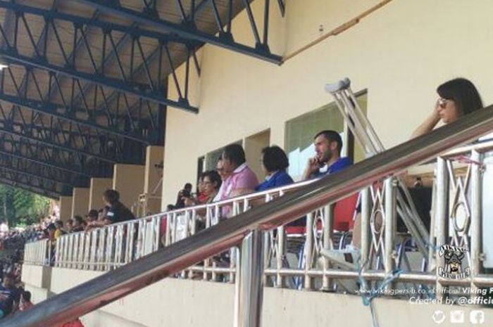 Vladimir Vujovic di bangku penonton Stadion Mandala, Jayapura, Senin (28/8/2017).
