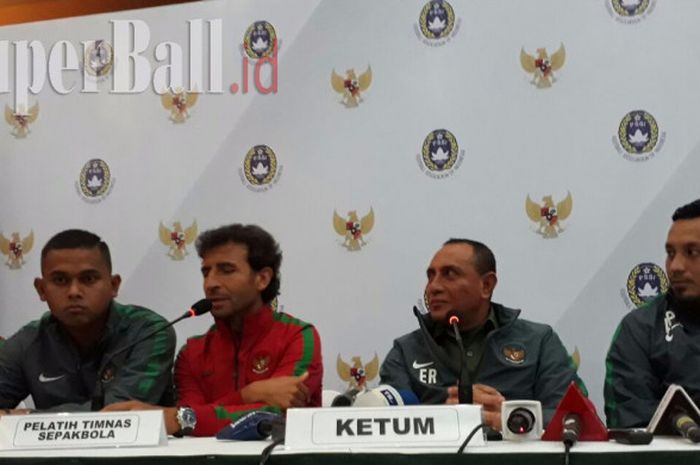 Pelatih Timnas Indonesia U-22 Luis Milla dan Ketua Umum PSSI Edy Rahmayadi menghadiri konferensi pers pelepasan Timnas Indonesia U-22 ke ajang SEA Games 2017 di Makostrad, Gambir, Jakarta Pusat, Kamis (10/8/2017).