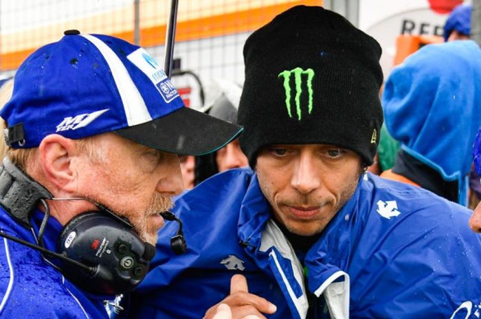 Pebalap Movistar Yamaha Valentino Rossi berdiskusi dengan krunya sembari menunggu balapan MotoGP Ing