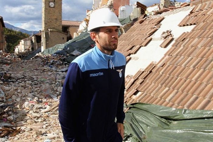 Pemain Lazio, Senad Lulic, mengunjungi wilayah yang terdampak gempa bumi di Amatrice, Rieti, Italia, pada 24 Agustus 2016.