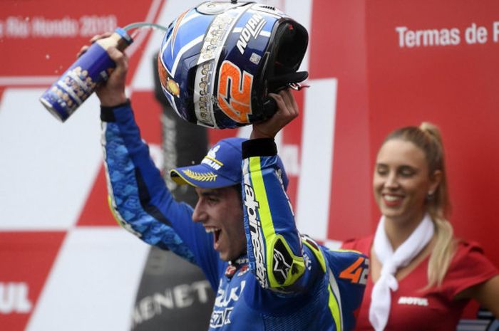 Perayaan podium untuk juara ke-3 Alex Rins di MotoGP Argentina, Minggu (8/4/2018).