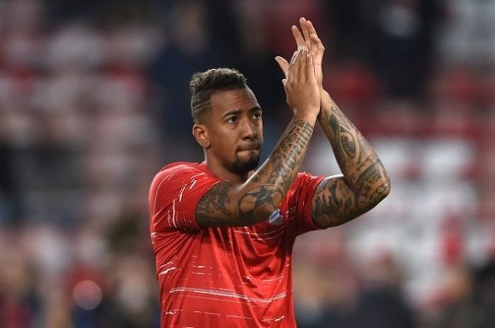 Bek Bayern Muenchen, Jerome Boateng, memberikan aplaus kepada para suporter seusai partai Liga Champions kontra PSV EIndhoven, di Stadion Philips, 1 November 2016.