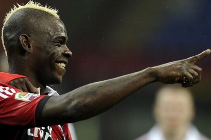 Mario Balotelli merayakan gol yang dia cetak untuk AC Milan dalam pertandingan Serie A kontra Catania di San Siro, Milan, Italia, 28 April 2013.