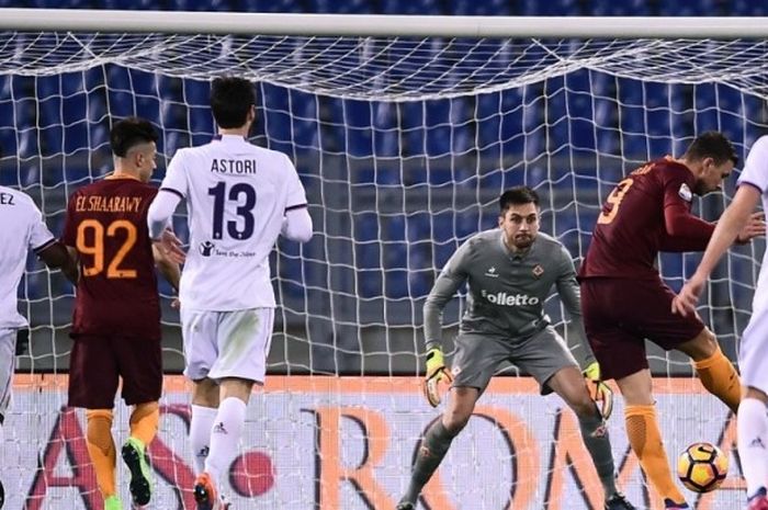 Proses gol striker AS Roma, Edin Dzeko (kedua dari kanan), ke gawang Fiorentina dalam laga Serie A di Stadion Olimpico, Roma, 7 Februari 2017.